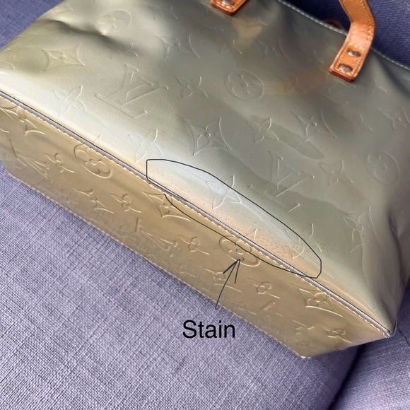 RESERVED LOUIS VUITTON Vernis Reade PM Perle
Monogram Patent Leather Tote - Picture 6 of 9